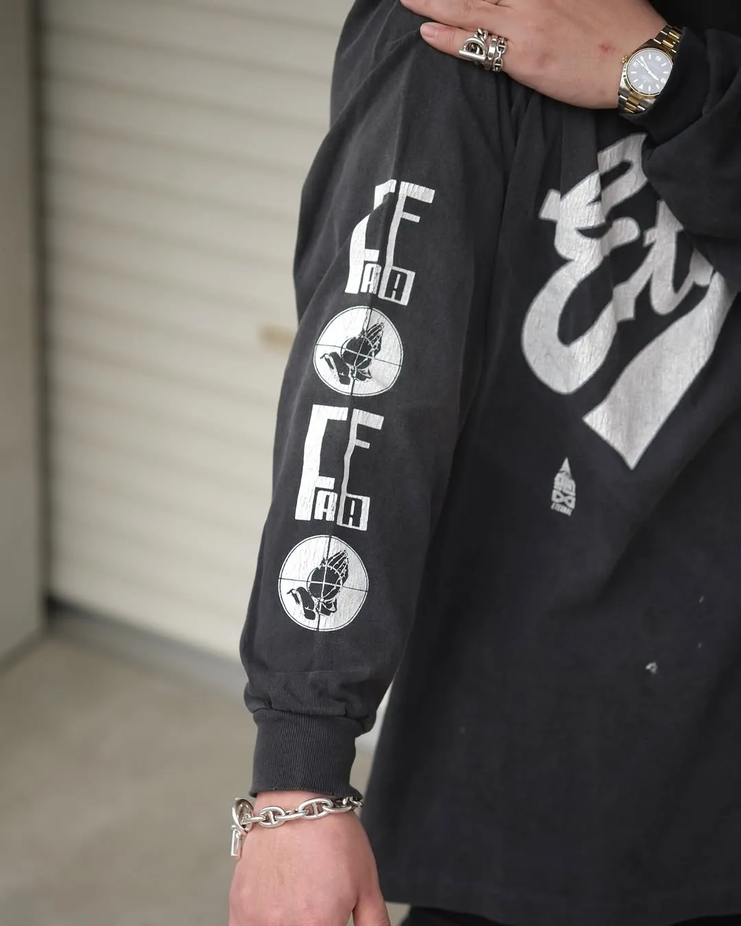 SAINT Mxxxxxx × FEAR OF GOD FG_LS TEE/SNT OF GOD/BLK FOG co-branded model SAINT OF GOD/ETERNAL prayer sight long sleeves, washed black S-XL, this season's major co-branded model, FOG manager JERRY personally carries the goods. The SAINT OF GOD series collaboration has gained quite a lot of buzz. Customized original co-branded SAINT OF GOD main label/washed label. Top-notch printing technology. Using silver sand and cracked pulp on the front and rear panels and heavy washing water to create a natural washed effect of printing, deep restoration